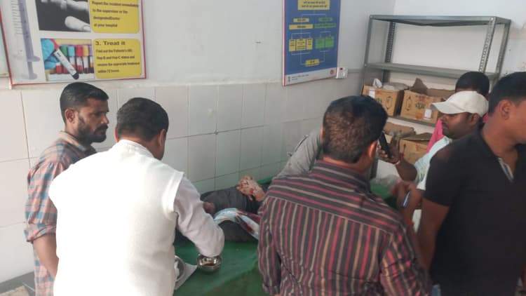 बेलही चौक पर दो बाइक की आमने-सामने टक्कर, एक जख्मी, चालक रेफर