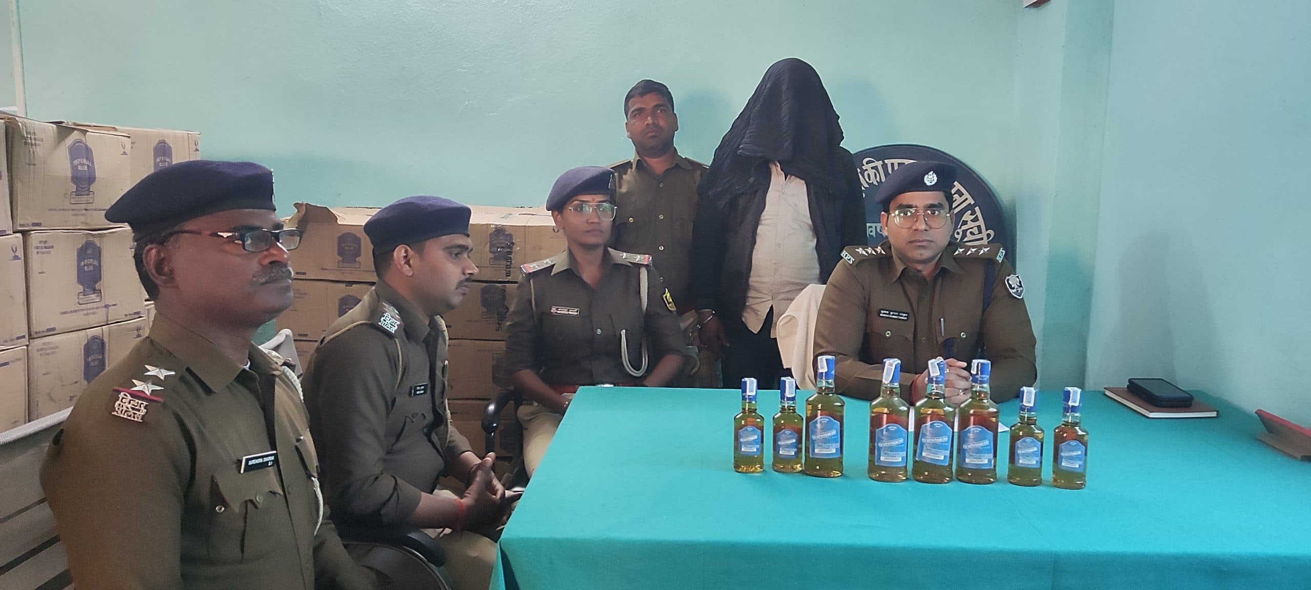 पुलिस ने 301 कार्टून विदेशी शराब हाइवा से किया जब्त