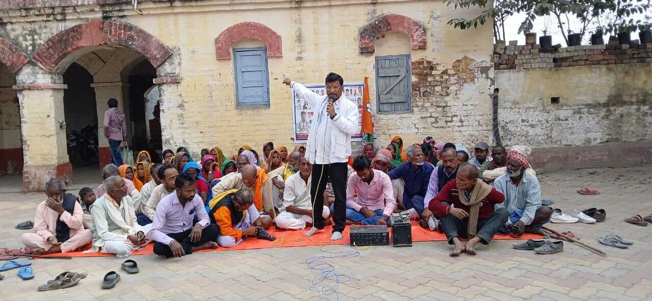 रेल सुविधाओं में सुधार की मांग को लेकर किया प्रदर्शन, सौंपा ज्ञापन