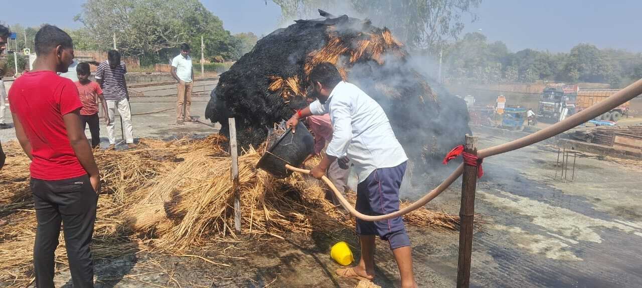 आग लगने से बिचाली का दो पुंज जलकर राख