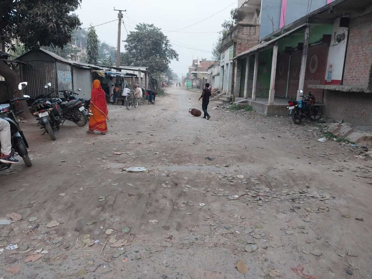 सरायगढ़ स्टेशन जाने वाली सड़क जर्जर, राहगीरों को आवागमन में होती है परेशानी