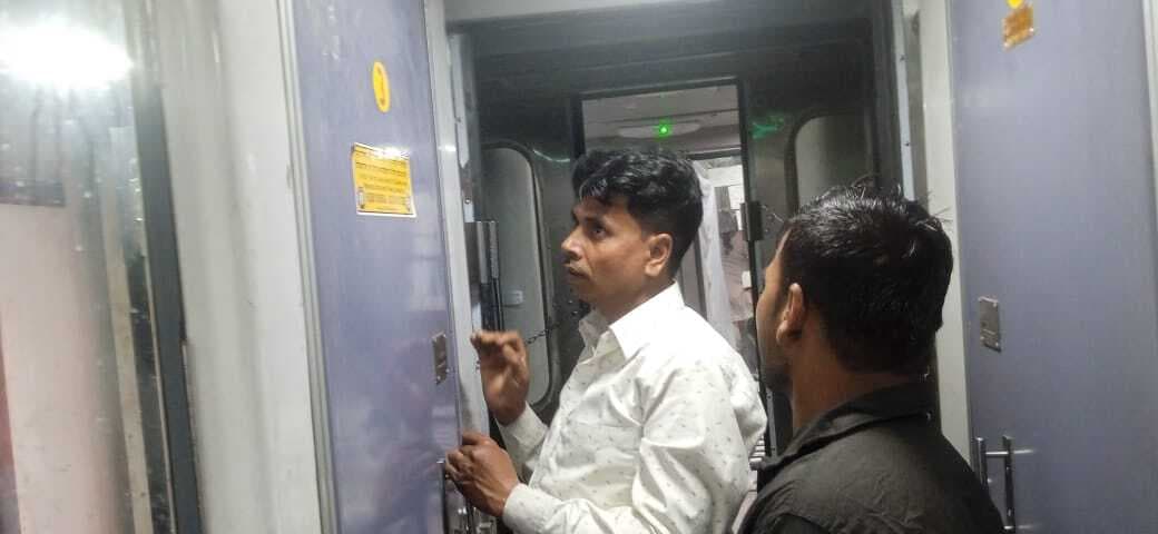 गरीब रथ के शौचालय में फंसा बच्चा, 30 मिनट बाद मशक्कत से निकला बाहर