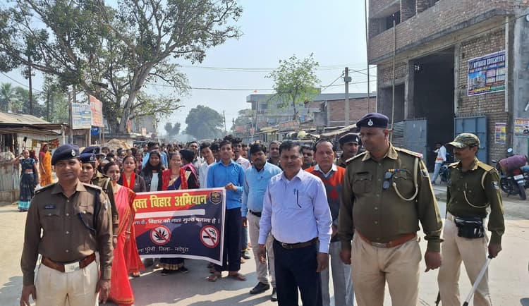 बच्चों ने नशा छोड़ो, देश जोड़ो नारे के साथ लोगों को किया जागरूक