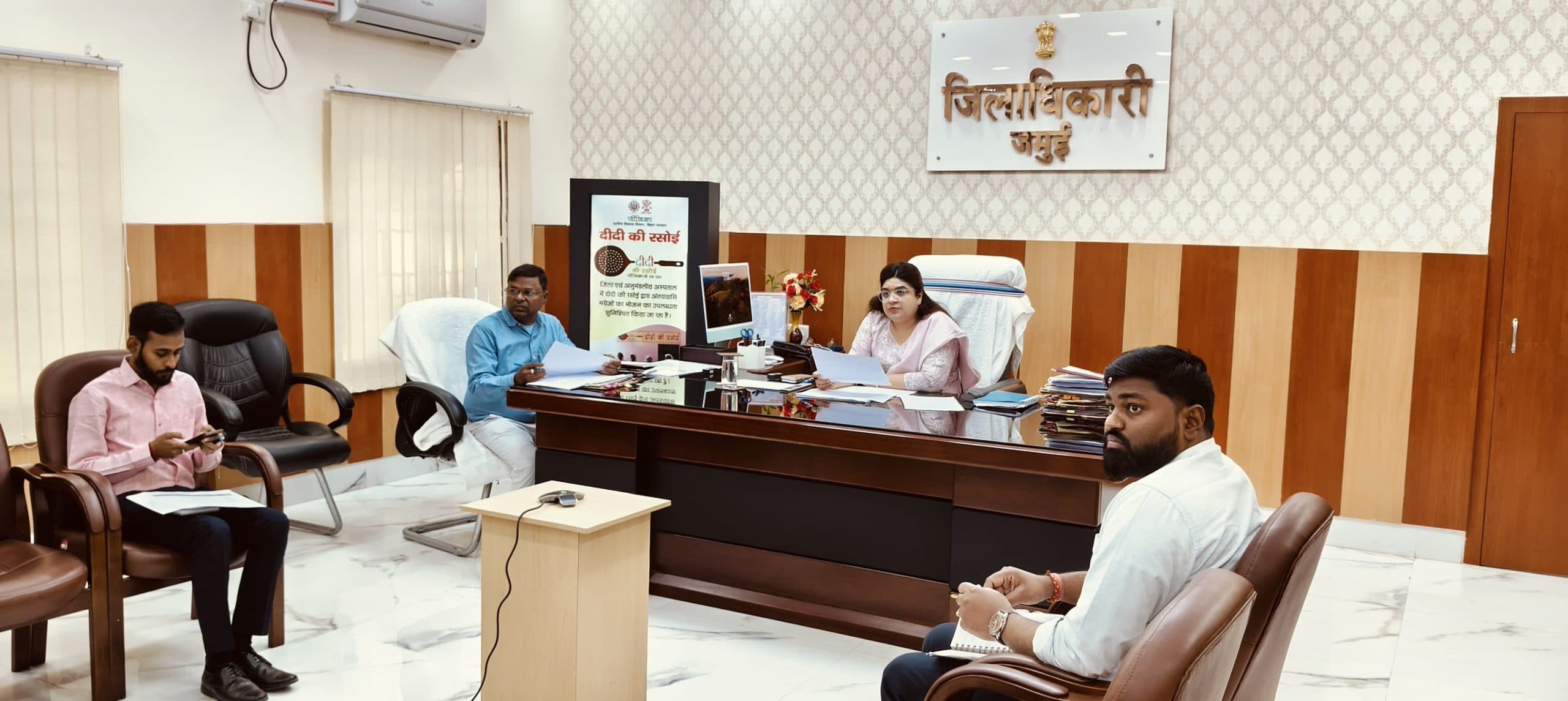 डीएम ने की नीलाम पत्र वाद, राजस्व संग्रहण व राजस्व विभाग के कार्यों की समीक्षा