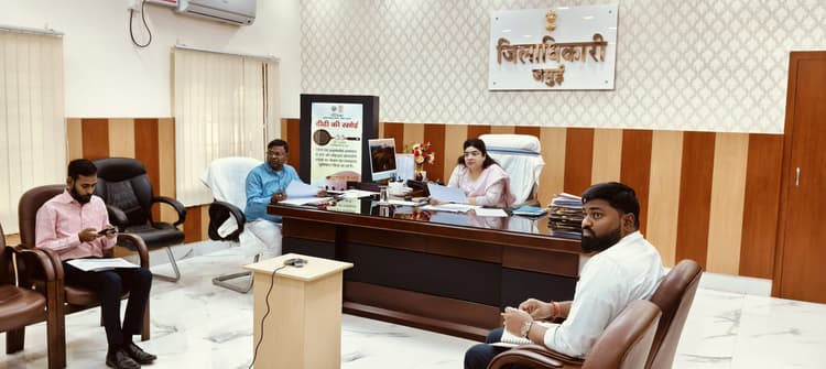 डीएम ने की नीलाम पत्र वाद, राजस्व संग्रहण व राजस्व विभाग के कार्यों की समीक्षा