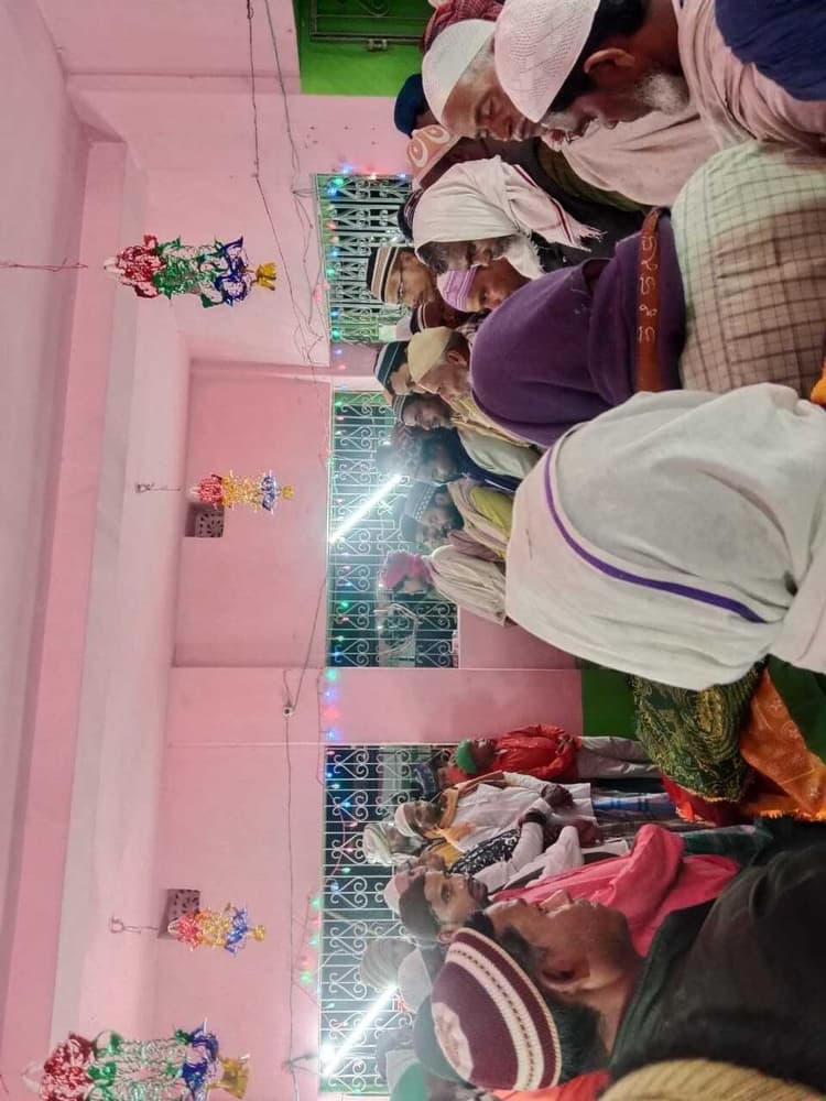 कमरूद्दीन बाबा के मजार पर की चादरपोशी