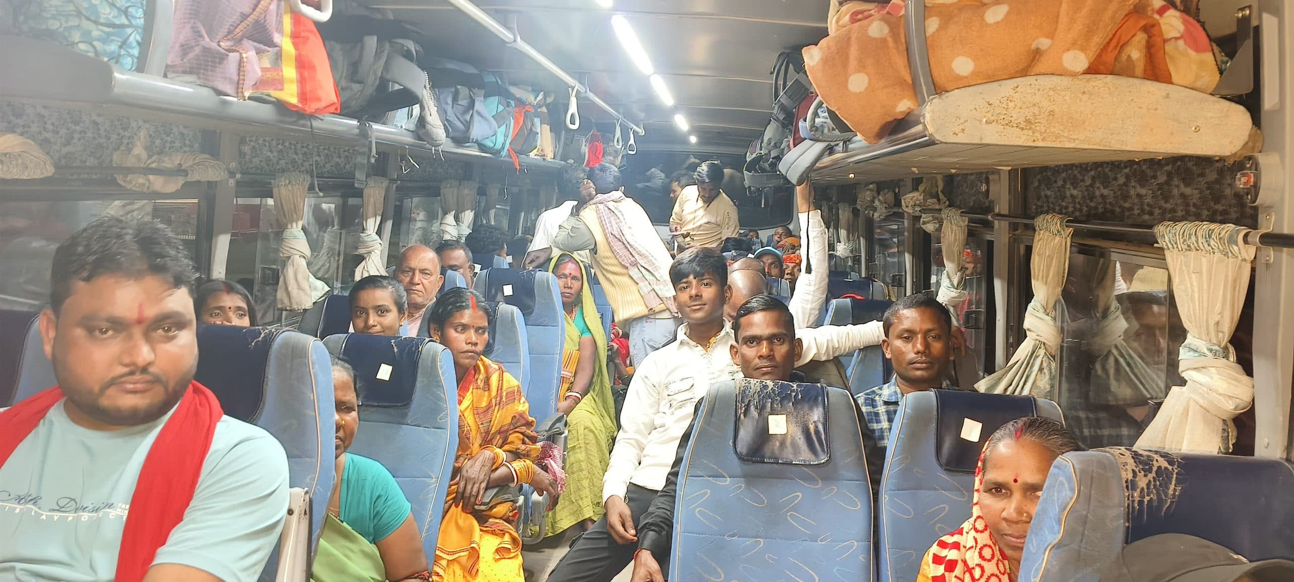 कुंभ स्नान के लिए बस से रवाना हुआ श्रद्धालुओं का जत्था