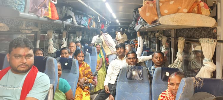 कुंभ स्नान के लिए बस से रवाना हुआ श्रद्धालुओं का जत्था