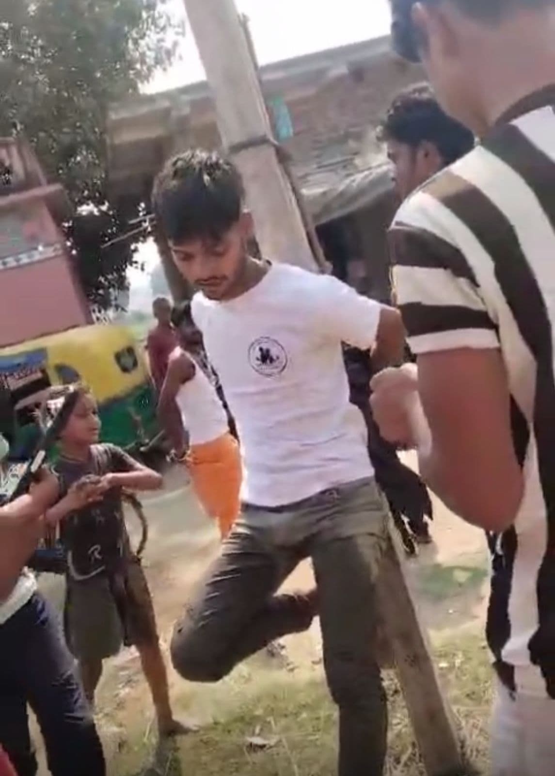 गलत हरकत करते प्रेमी युगल को ग्रामीणों ने पकड़ा, बांधकर पीटा, पहुंची पुलिस