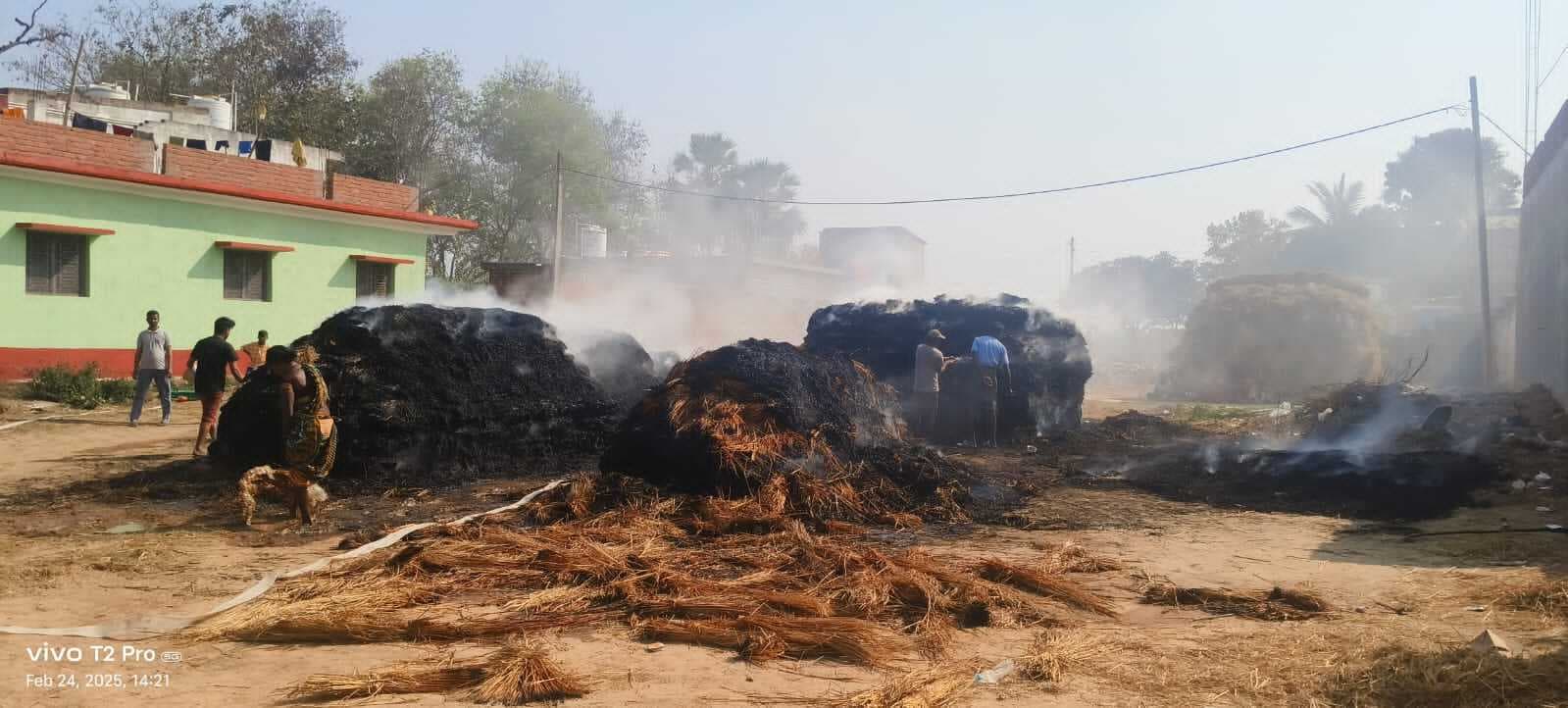 खलिहान में लगी आग, हजारों के पुआल जलकर खाक