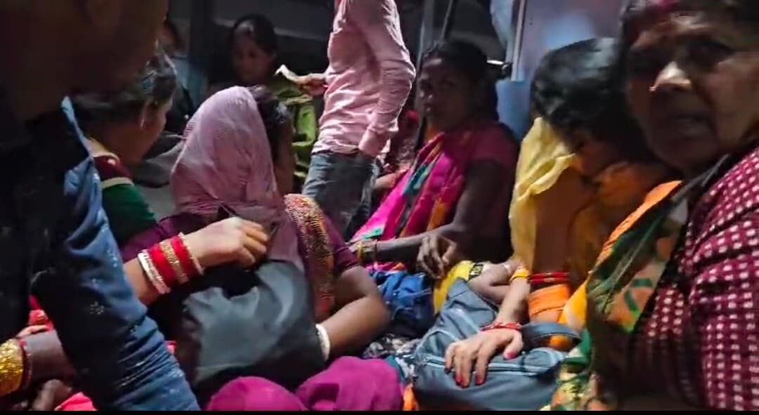 सीमांचल एक्सप्रेस ट्रेन में अप्रत्याशित भीड़ के कारण यात्री शौचालय में सफर करने को विवश