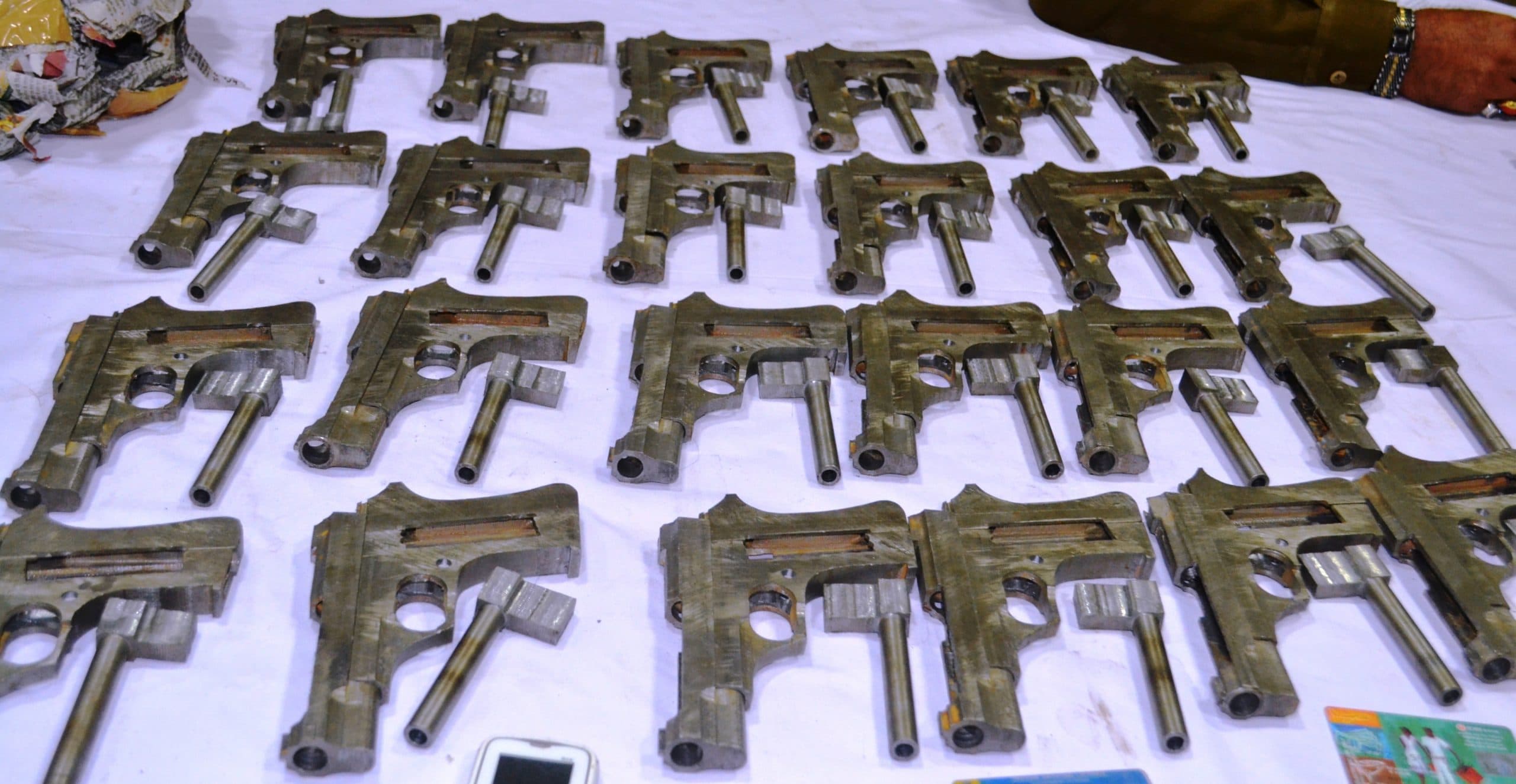 मुंगेर के हथियार कारोबारी दूसरे राज्यों में संचालित कर रहे अवैध मिनीगन फैक्टरी