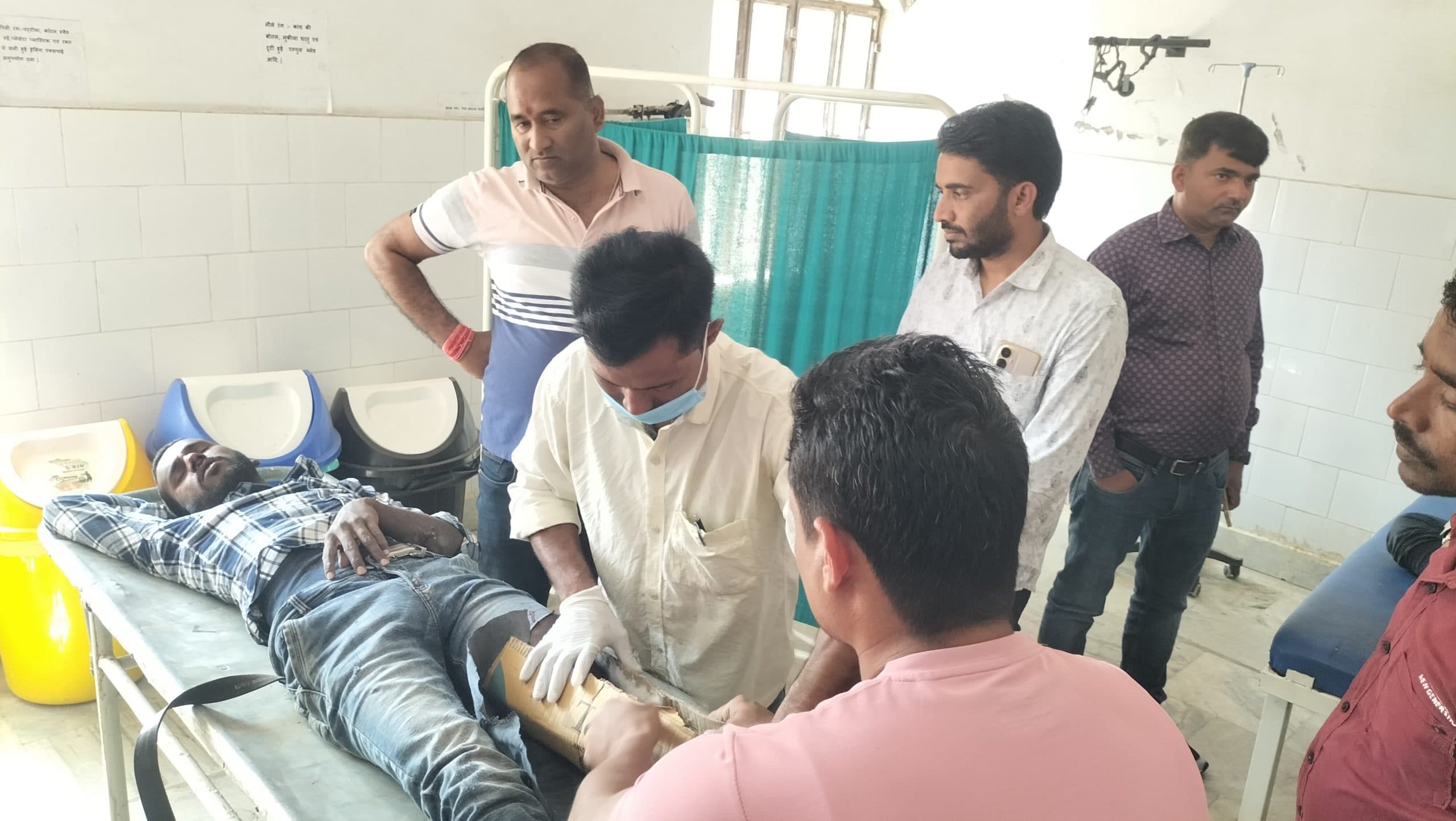 ट्रैक्टर और बाइक में टक्कर, दो घायल, रेफर