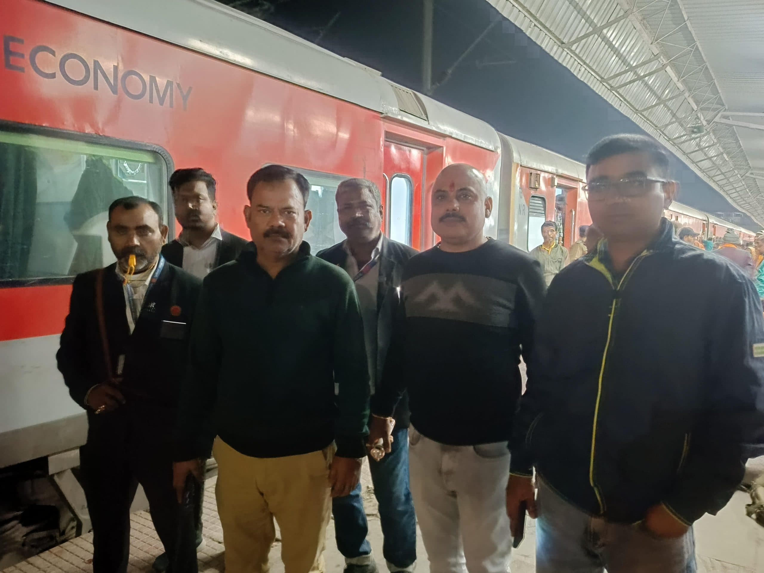 कम नहीं हो रही कुंभ जाने वाले लोगों की भीड़