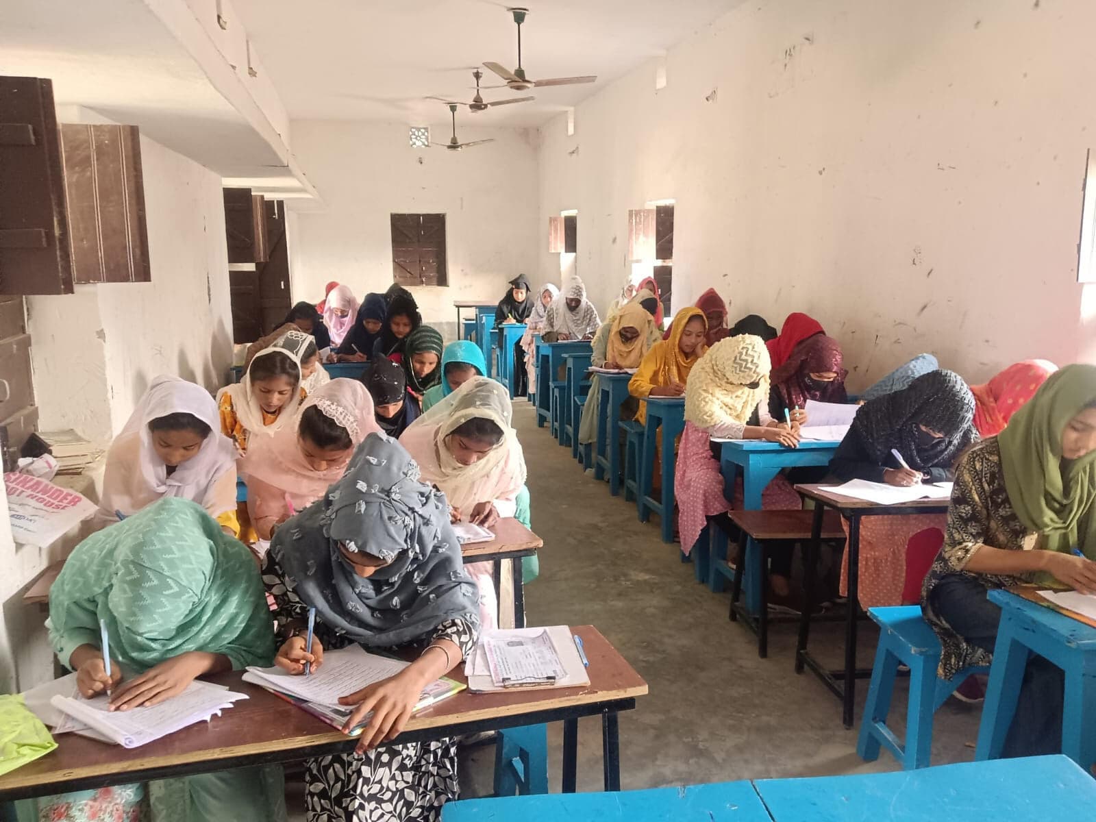 शांतिपूर्ण तरीके से चल रही वस्तानिया की परीक्षा