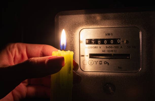 दिन में तीन घंटा घोषित व शाम में अघोषित बिजली कट से त्राहिमाम कर रहे लोग