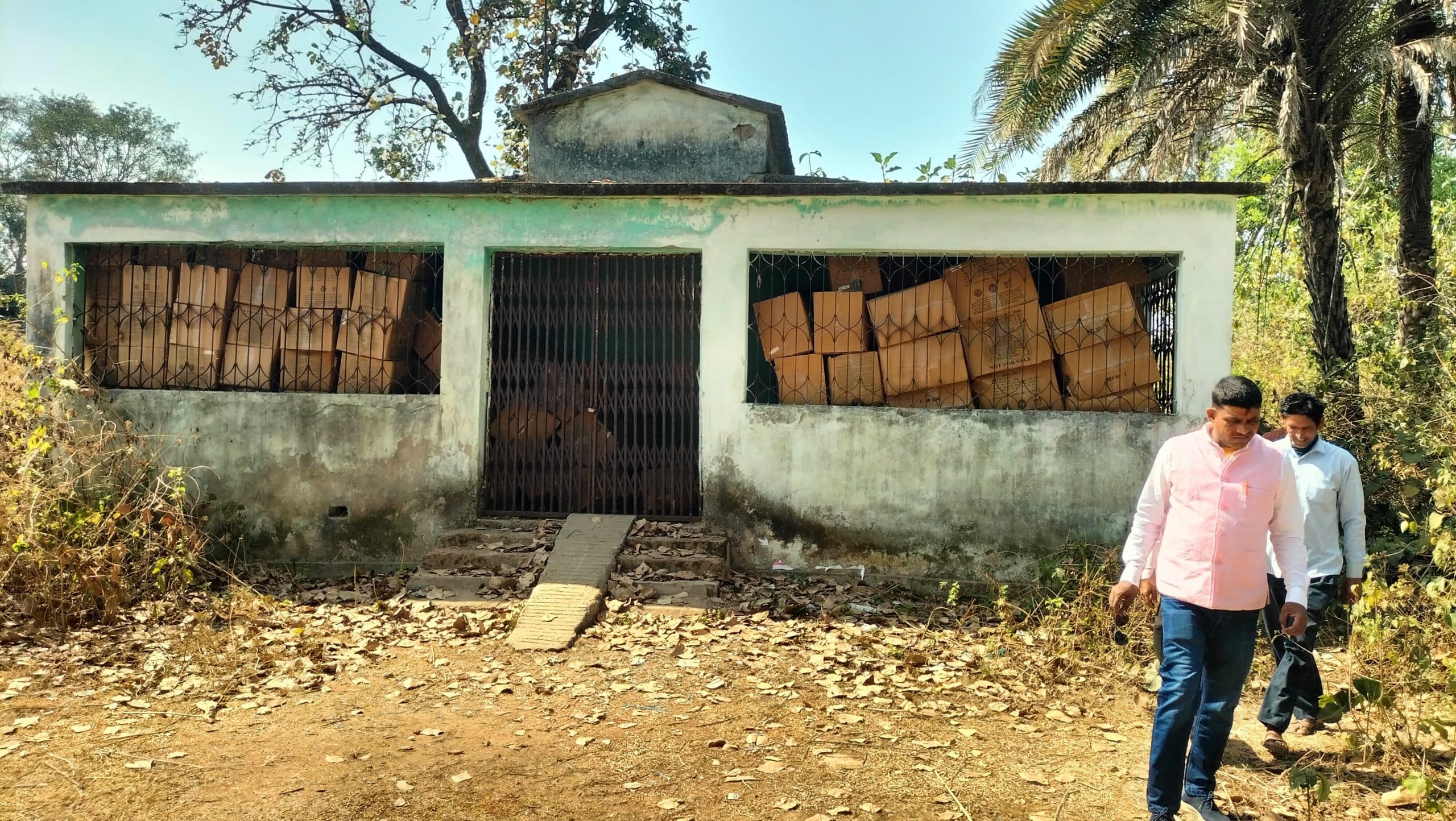 पुराने सभा भवन से भंडारण की हुई बर्तन चोरी