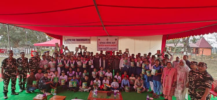 मानव, पशु चिकित्सा शिविर आयोजित, एसएसबी ने स्कूली बच्चों के बीच सोलर लाइट का किया वितरण