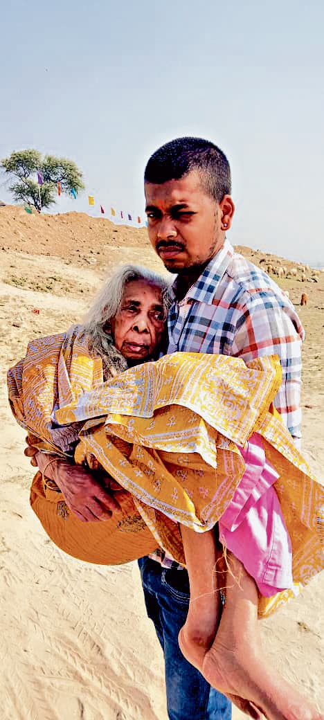 केशरी परिवार ने 101 वर्षीय मां को कराया महाकुंभ स्नान