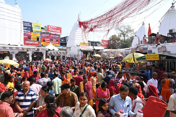 Deoghar News : बाबा मंदिर में पट बंद होने तक लगी रही कतार, 45 हजार भक्तों ने की पूजा