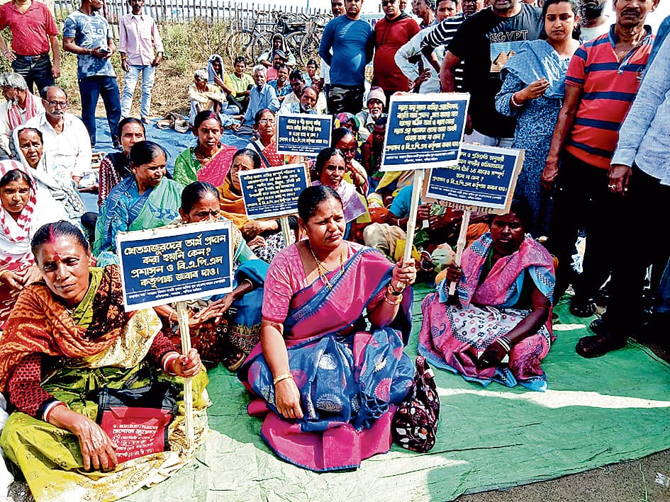 अंडाल एयरपोर्ट परिसर में भूमिदाताओं का प्रदर्शन