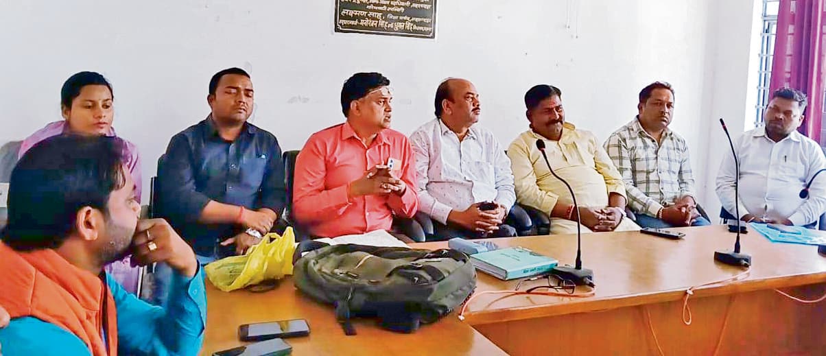 saran news. एमओ पर फोन रिसिव नहीं करने व राशन कार्ड के आवेदन पर संज्ञान नहीं लेने का आरोप