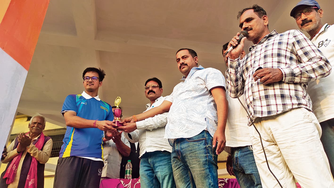 saran news. पब्लिक ने फुटबॉल मैच में पुलिस को दी मात