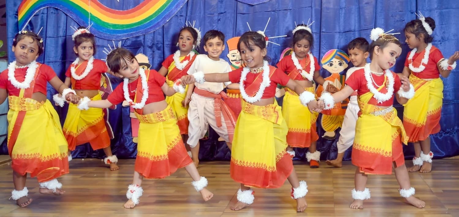 Bokaro News : बच्चों ने पारंपरिक लोक नृत्यों की प्रस्तुति से मोहा मन