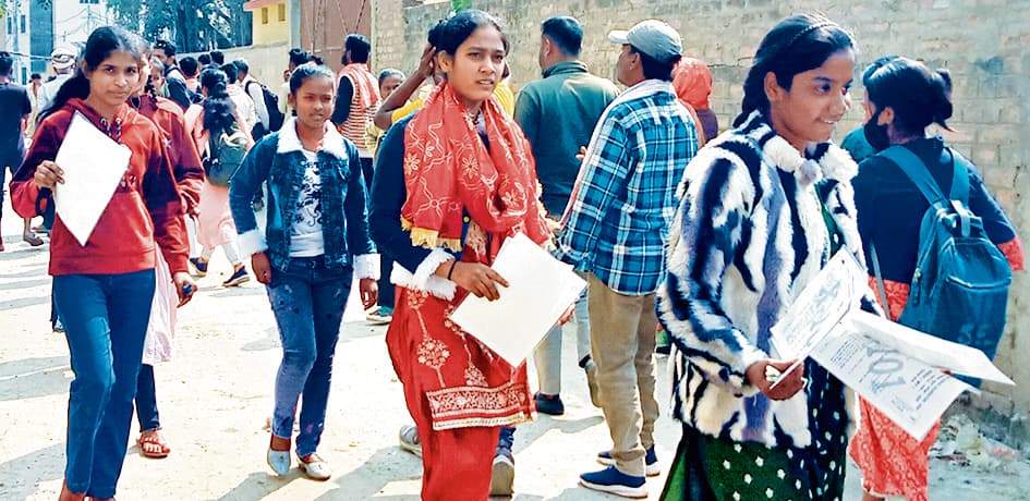 saran news. सातवें दिन दोनों पालियों में 68 केंद्रों पर 167 परीक्षार्थियों ने दी मैट्रिक परीक्षा