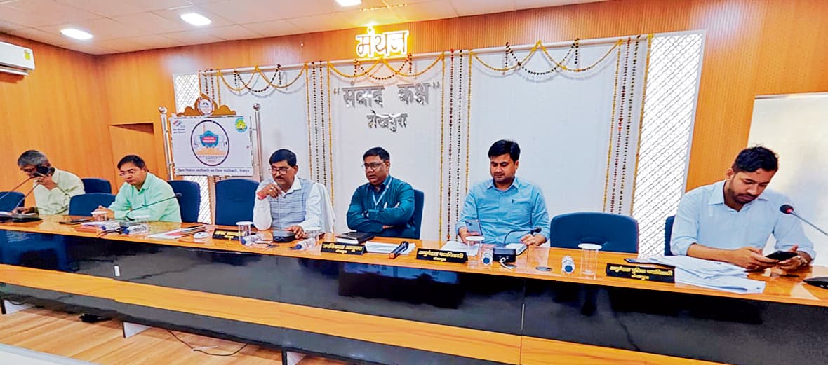 सभी विभागों के अधिकारियों के साथ अपर समाहर्त्ता ने की साप्ताहिक बैठक, दिये गये कई दिशा निर्देश