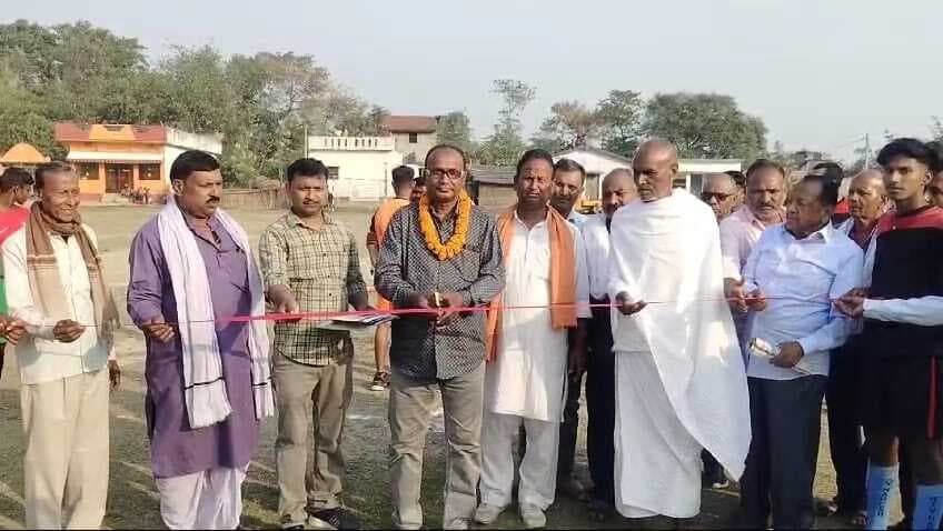 फुटबॉल टूर्नामेंट में मथुरापुर ने कोलवारा को हराया