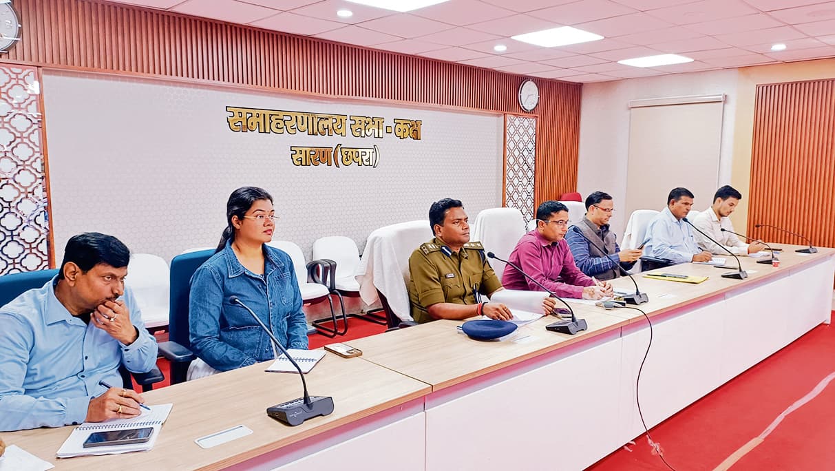 saran news. हादसों से बचने के लिए शोभायात्रा मार्ग में लटक रहे बिजली के तार को करें ठीक