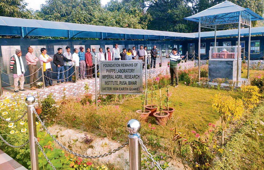 पपीता व स्ट्राबेरी फलों की अत्याधुनिक खेती से रूबरू हुए किसान