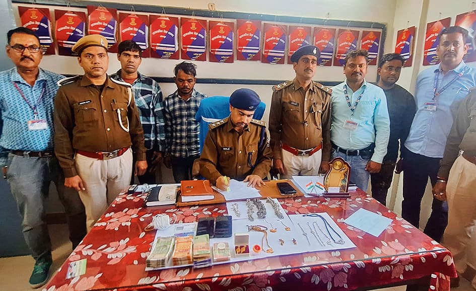 saran news. रेल पुलिस ने चोरी के सामान के साथ दो आरोपितों को पकड़ा