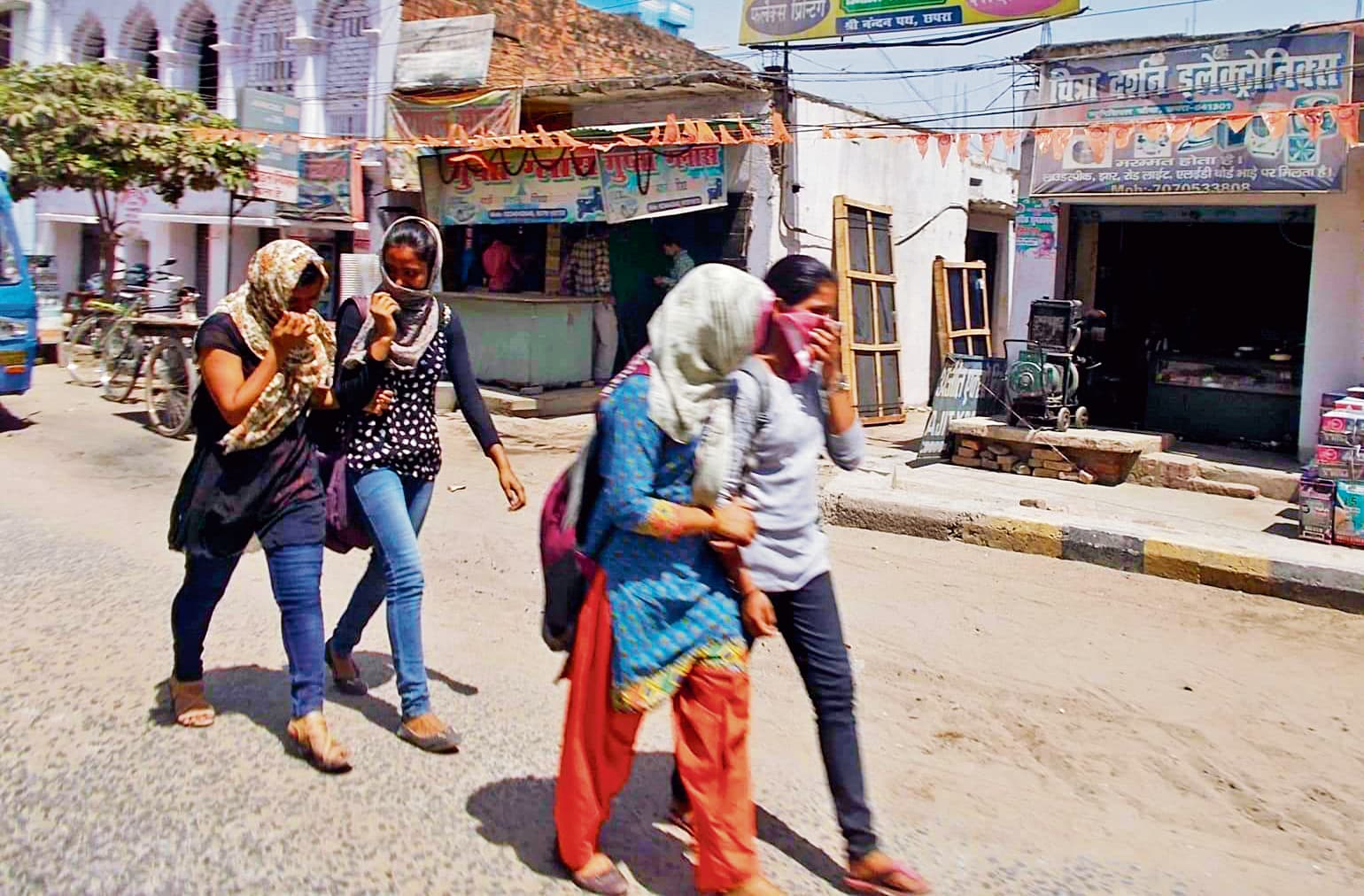 saran news. धूल व धुंआ वातावरण को कर रहे प्रदूषित, बढ़ रही बीमारियां