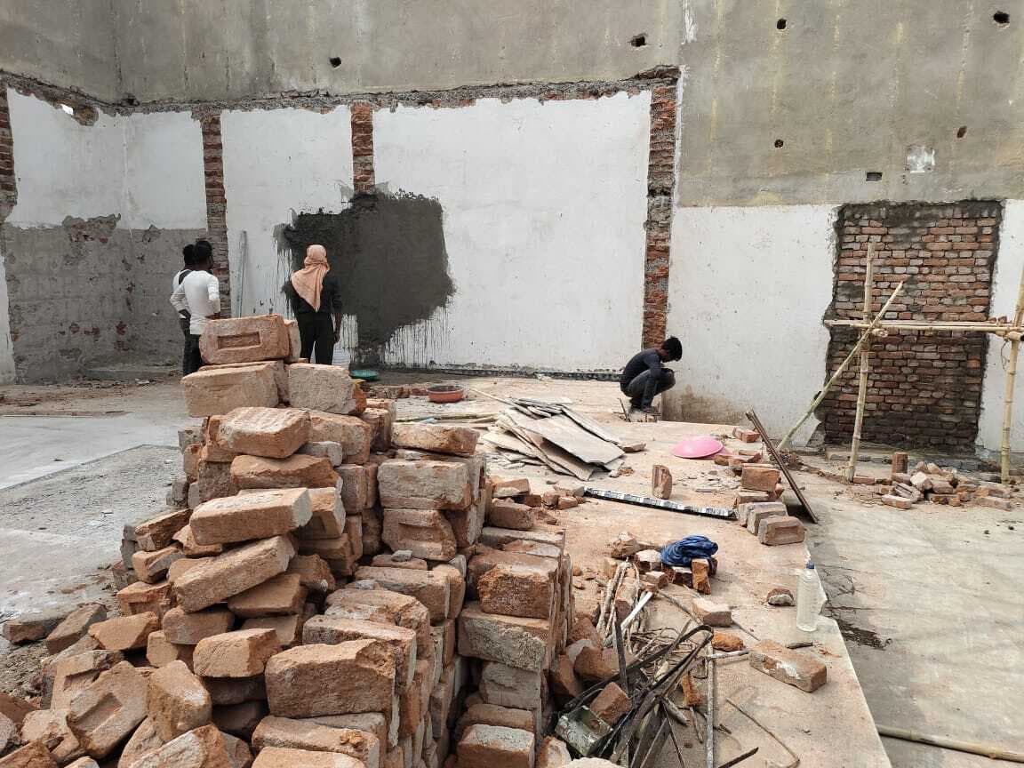 नगर भवन निर्माण कार्य में लगायी गयी पुरानी ईंटों को हटवाया