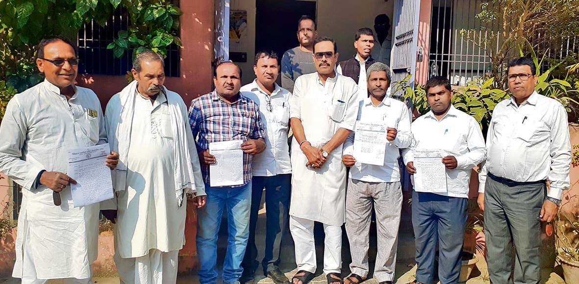 hajipur news. पंच-सरपंच संघ ने बकाया भुगतान के लिए बीडीओ को सौंपा ज्ञापन