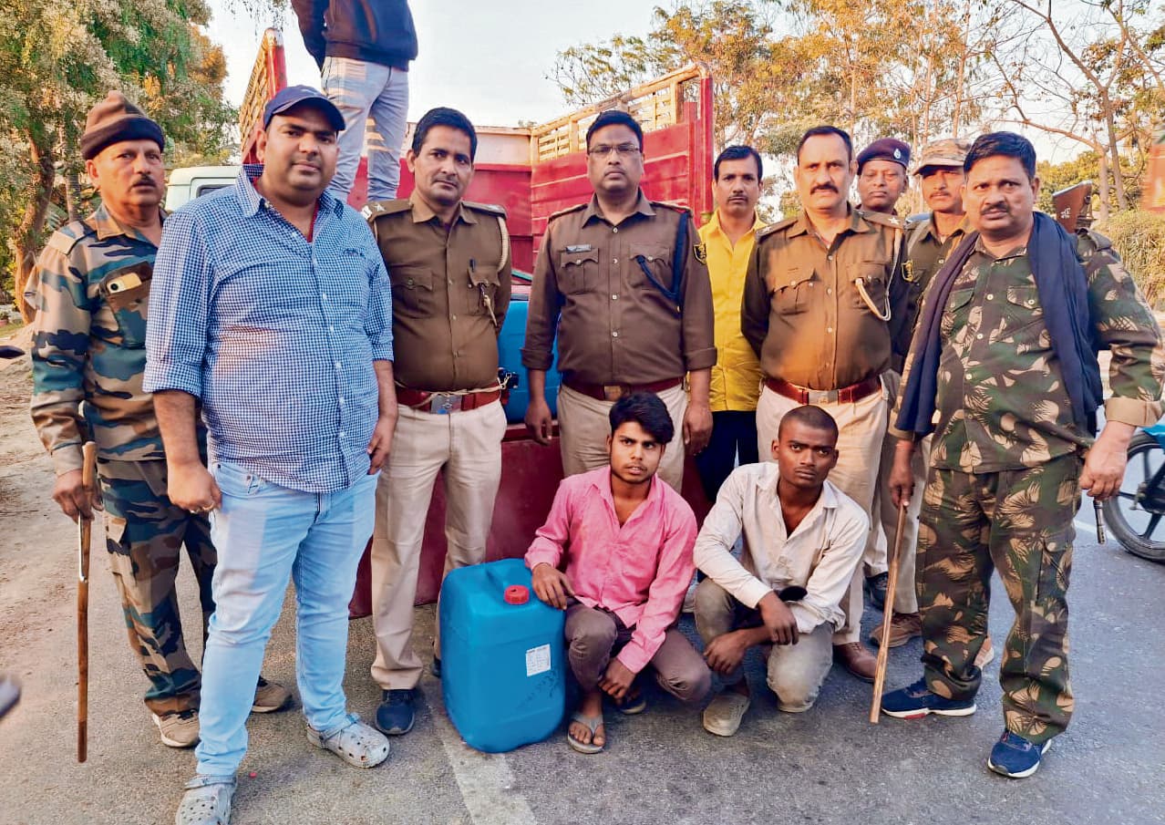 hajipur news. 735 लीटर कच्चा स्पिरिट के साथ दो धंधेबाज गिरफ्तार