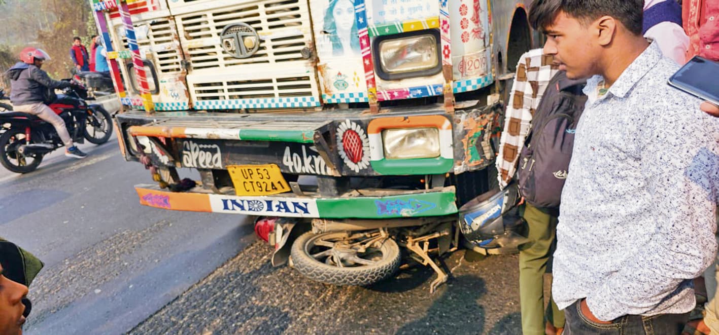 Gopalganj News  : ट्रक से कुचलकर स्टेट बैंक के अधिकारी की मौत, ड्यूटी के लिए बैंक जाने के दौरान हुआ हादसा, ट्रक के अंदर घुस गयी बाइक