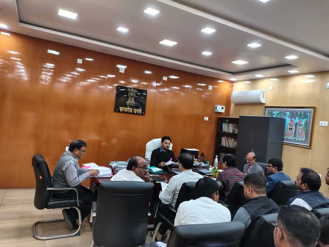 Madhubani News : अभियान चलाकर करें राजस्व की वसूली: डीएम