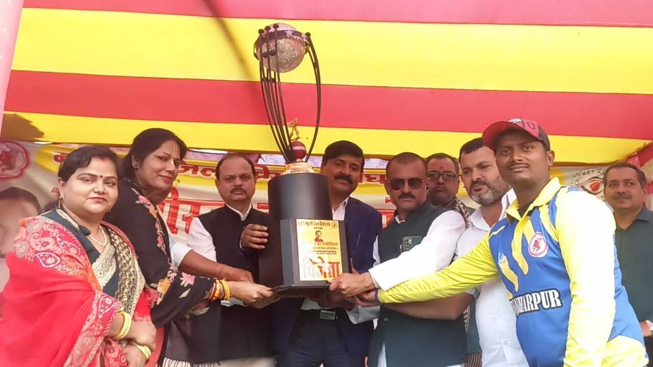 Madhubani News : झंझारपुर की टीम ने क्रिकेट कप पर जमाया कब्जा