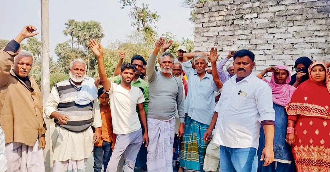 hajipur news. पातेपुर नगर पंचायत के वार्ड संख्या 10 में पानी के लिए लोगों ने किया प्रदर्शन