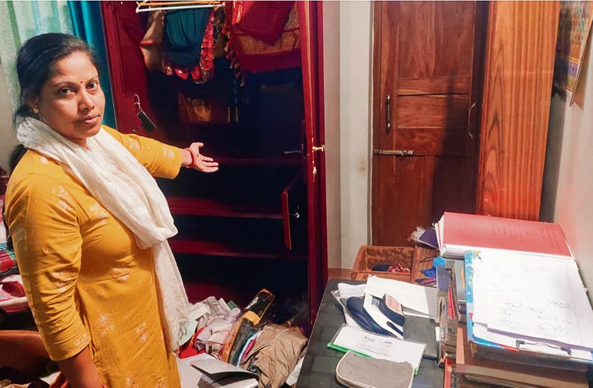 hajipur news. बंद घर का दरवाजा तोड़ कर डेढ़ लाख रुपये नकद व पांच लाख के आभूषण की चोरी