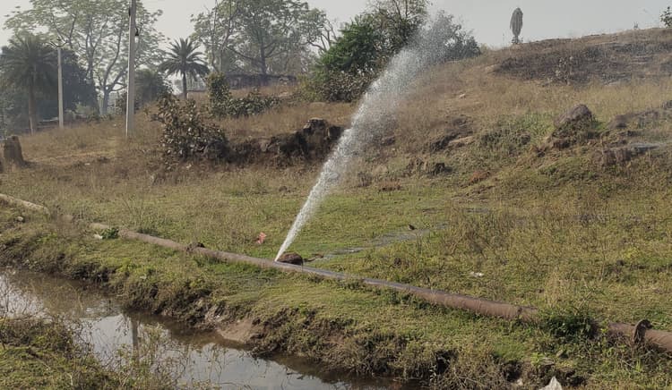 Girirdih News :लोकल सेल मजदूर झेल जल संकट, इधर बह रहा पानी