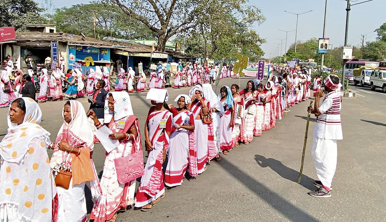 Rourkela News: अखिल भारतीय कुड़ुख पाड़हा युवक संघ ने कुड़ुख भाषा व बन्ना लिपि को संवैधानिक मान्यता देने की मांग पर सौंपा ज्ञापन