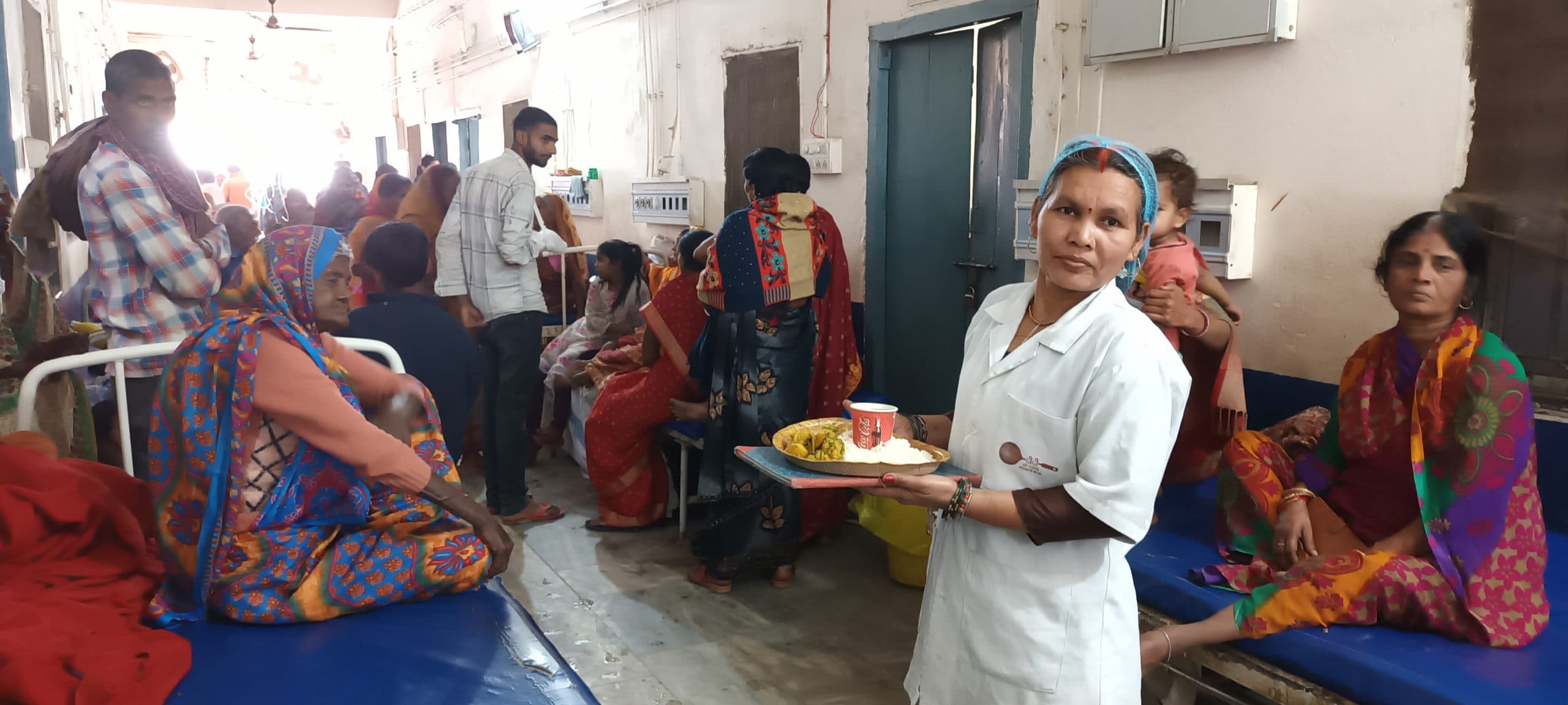सदर अस्पताल में दीदी की रसोई उपलब्ध करा रही मरीजों को भोजन