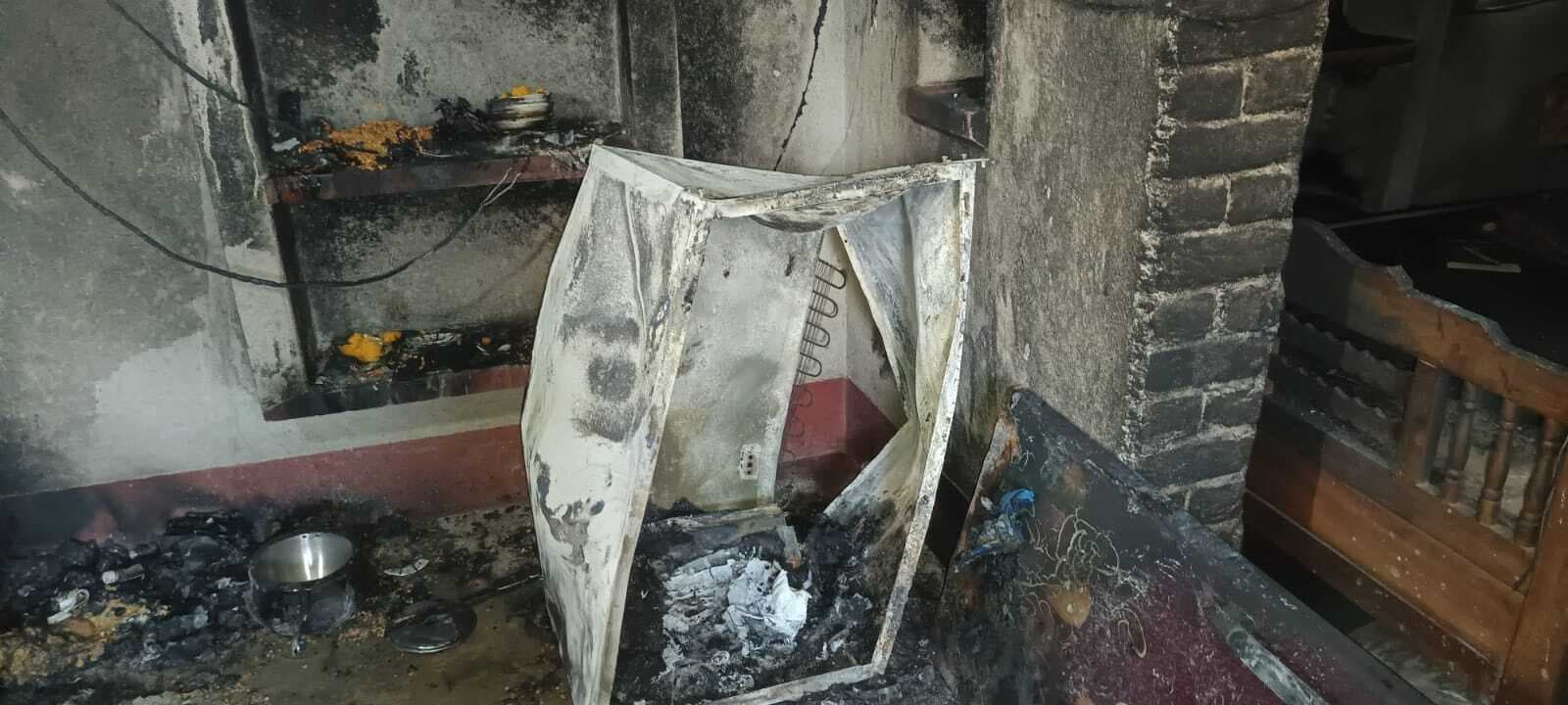 Girirdih News :शॉर्ट सर्किट से ब्लास्ट हुआ फ्रिज, बाल-बाल बचे परिवार के सदस्य