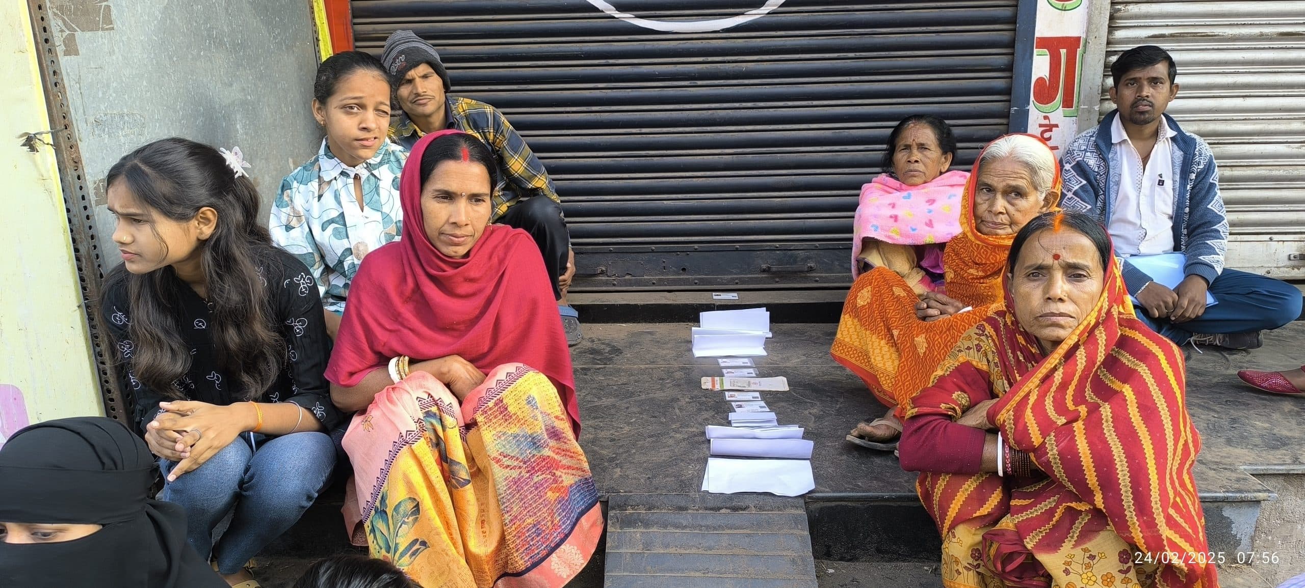 Girirdih News :केवाइसी व आधार कार्ड अपडेट कराने में लोगों का छूट रहा पसीने