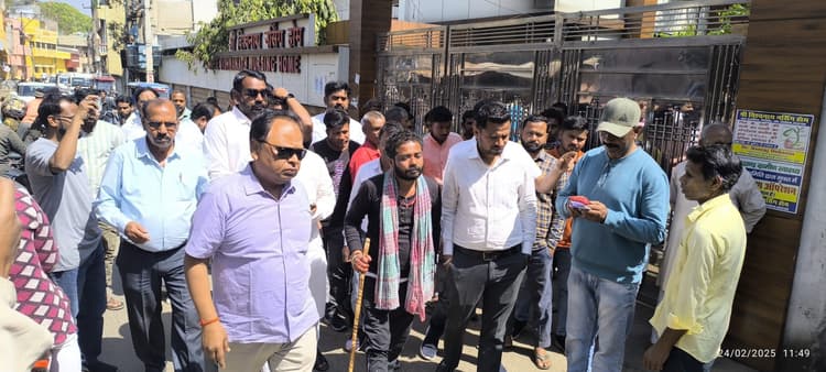 Girirdih News :चिकित्सक की गिरफ्तारी को ले मृतक के परिजनों ने नर्सिंग होम के गेट के समाने दिया धरना