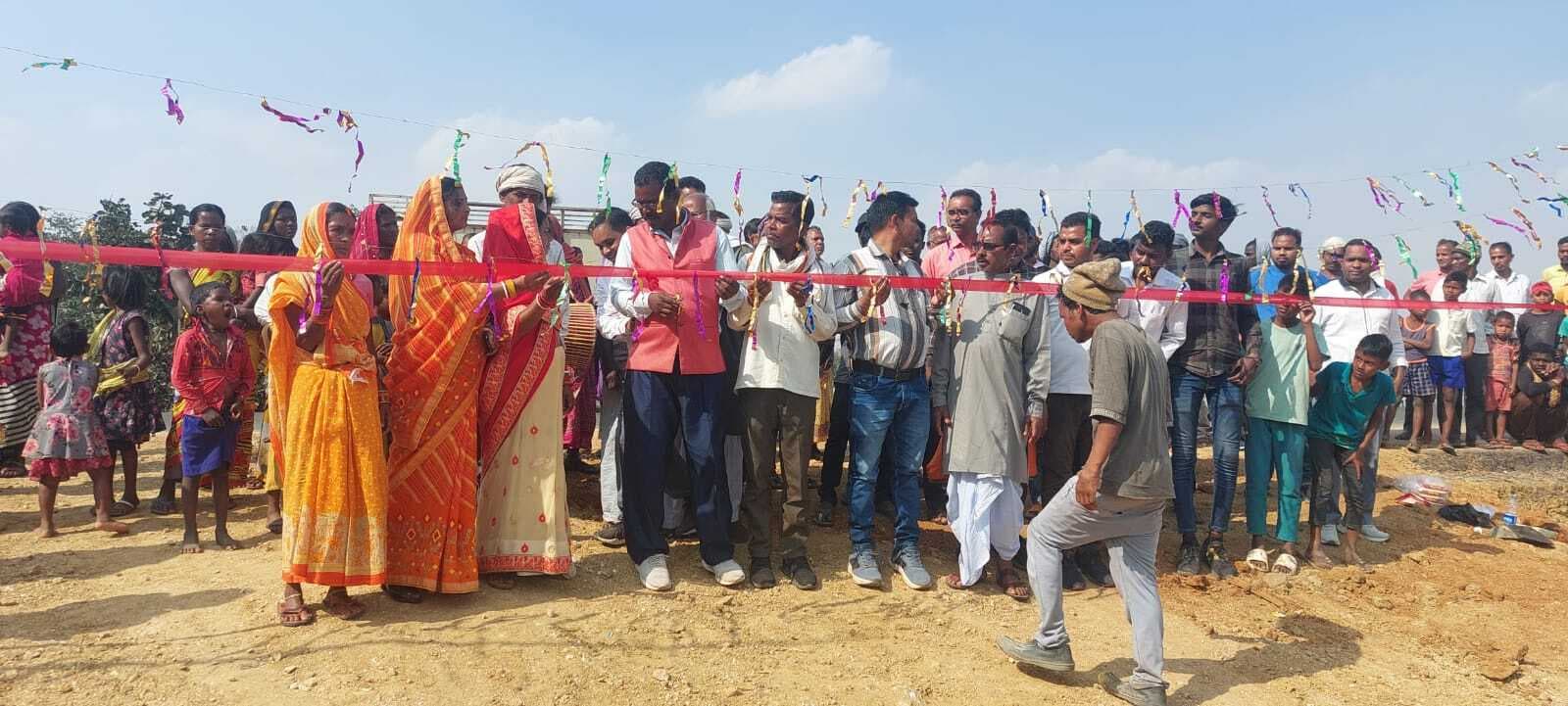 Girirdih News :कारीपहरी के ग्रामीणों ने श्रमदान कर बनायी सड़क